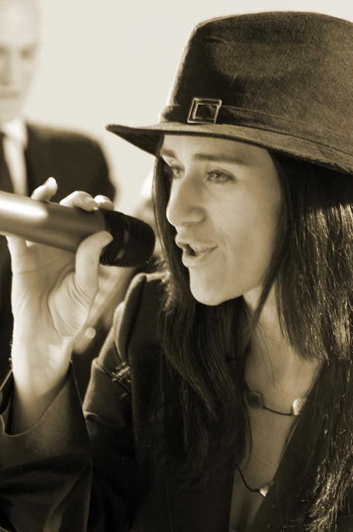 Beatconnection Band Female singer in a hat